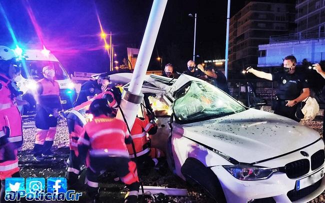 Los ocupantes del vehículo quedaron atrapados y tuvieron que ser rescatados. El operativo, con Policía Local, Bomberos y personal sanitario, durante la intervención.