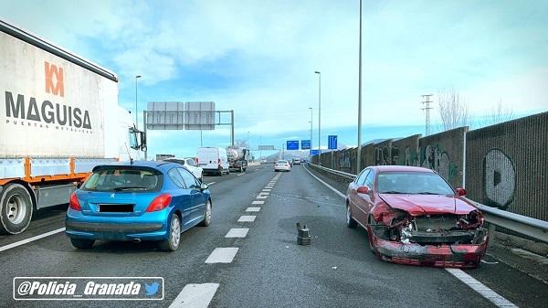 Accidente en la salida de la Chana, en dirección a Jaén. Accidente en la salida de la Chana, en dirección a Jaén.