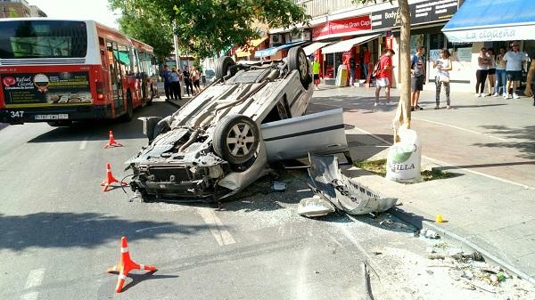 El turismo ha volcado en el accidente.