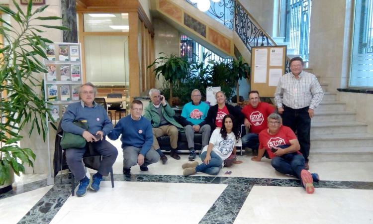 Activistas de Stop Desahucios durante el encierro. 