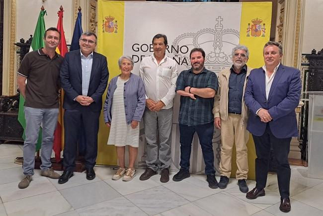 El subdelegado del Gobierno junto a familiares de exiliados y representantes del movimiento memorialista.