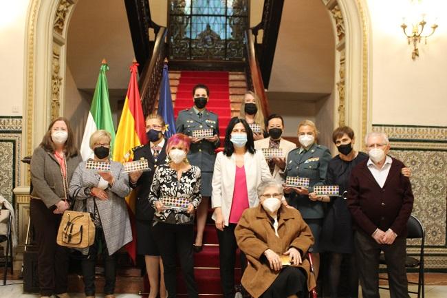 Foto de familia tras el acto en la Subdelegación del Gobierno.