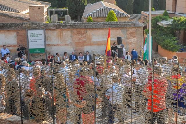 Imagen del homenaje de 2017, cuando se inauguró el Memorial a las Víctimas junto a las tapias del cementerio.