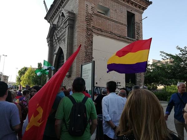 Acto celebrado en el arco de entrada a la antigua prisión, Lugar de Memoria Histórica.