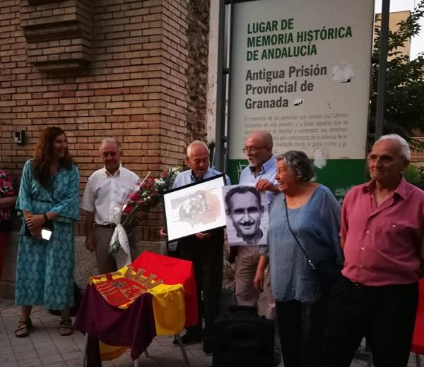 El homenaje a la resistencia antifranquista se celebró junto al arco de la antigua prisión, Lugar de Memoria.