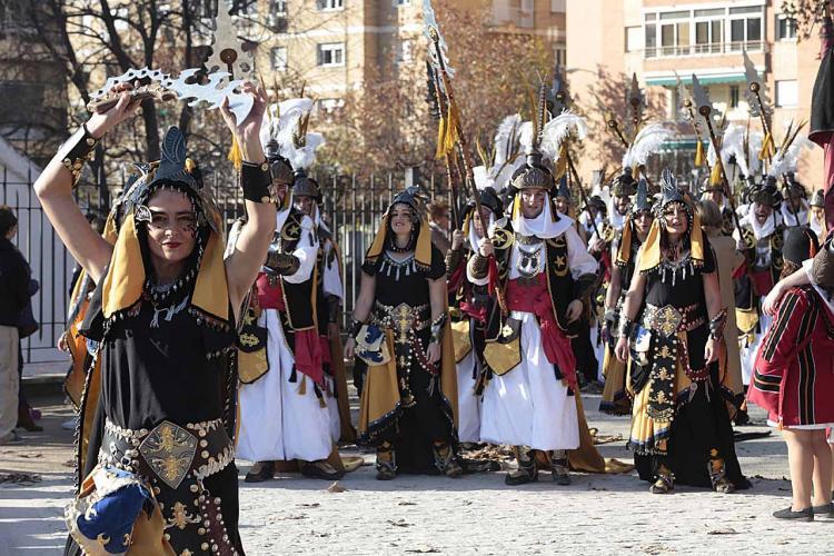 Desfile de moros y cristianos durante la Toma de 2017.