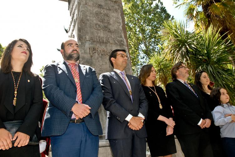 El alcalde y los portavoces, junto al monumento a Mariana Pineda.