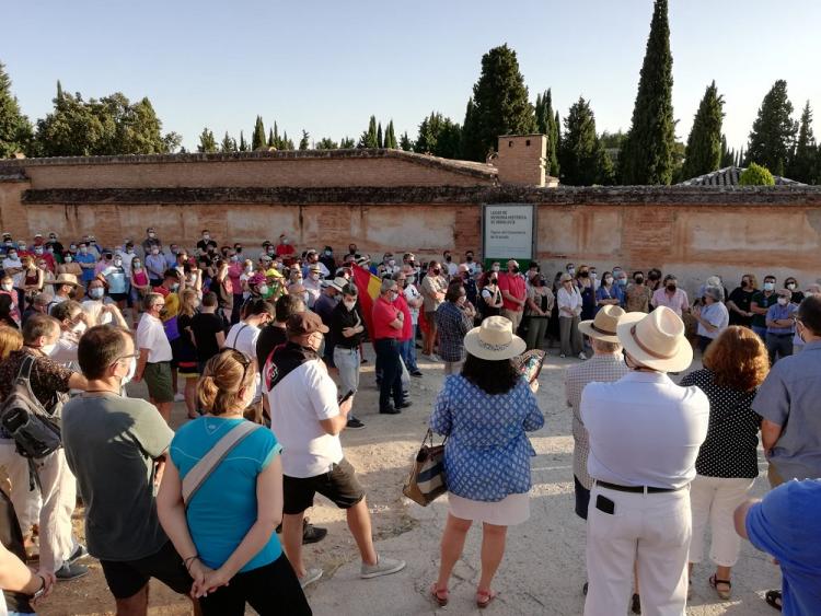 Homenaje a las víctimas del franquismo junto a las tapias del cementerio de Granada. Homenaje a las víctimas del franquismo junto a las tapias del cementerio de Granada.