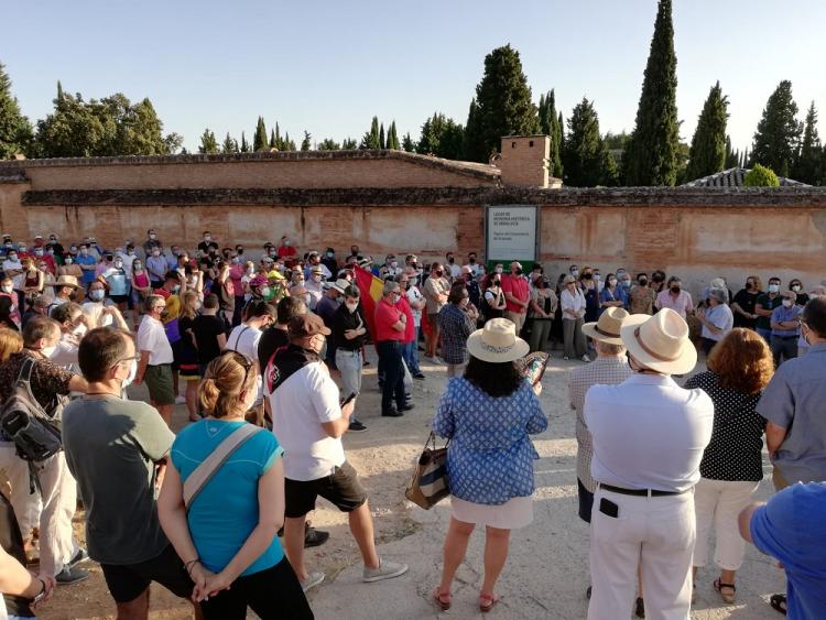 Homenaje a las víctimas del franquismo junto a las tapias del cementerio de Granada. 