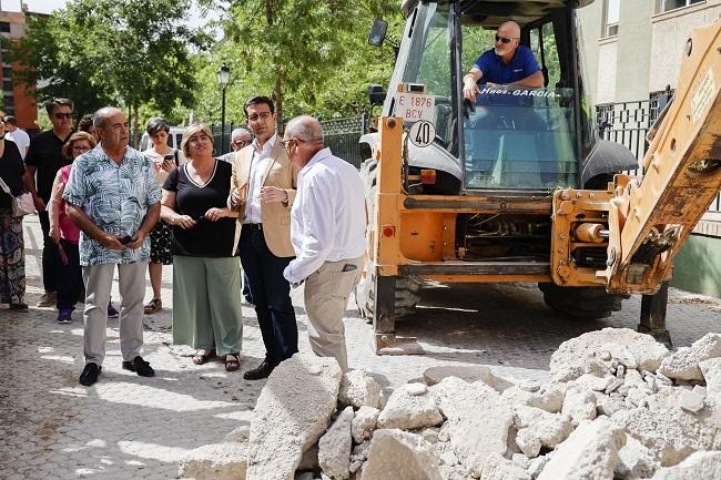 Imagen de archivo de una visita del alcalde a unas obras de mantenimiento en el Distrito Genil.