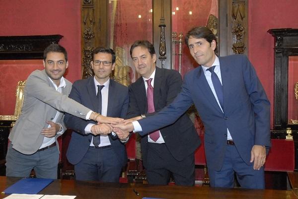 El alcalde y el edil de Deportes con los representantes del Granada CF. El alcalde y el edil de Deportes con los representantes del Granada CF.