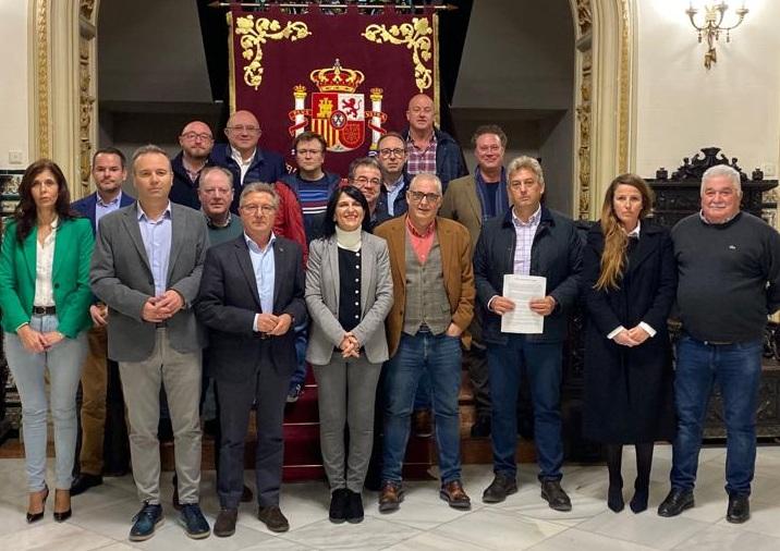 Foto de familia de los participantes en la reunión en la Subdelegación del Gobierno.