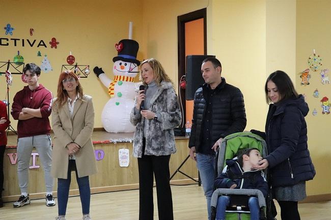 Acto solidario, con participación de la alcaldesa, con el pequeño Adrián Santiago.