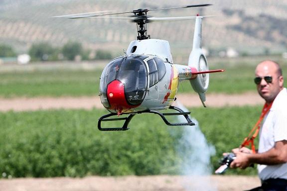 Helicópteros y aviones se exponen en Ambroz.