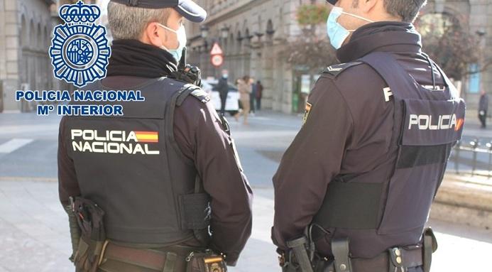 Agentes de vigilancia en el centro de Granada. 