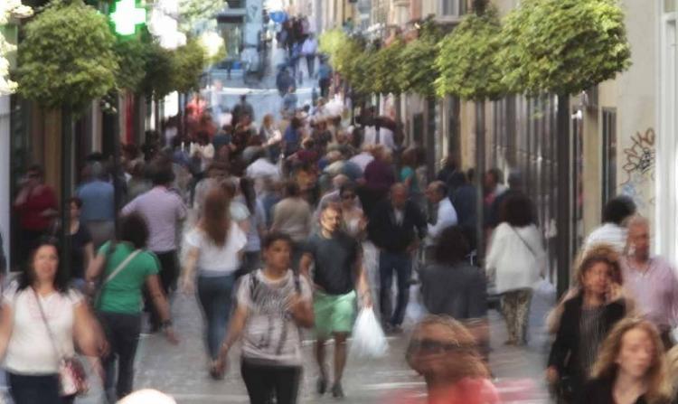 Viandantes por la calle Mesones, en una imagen de archivo.