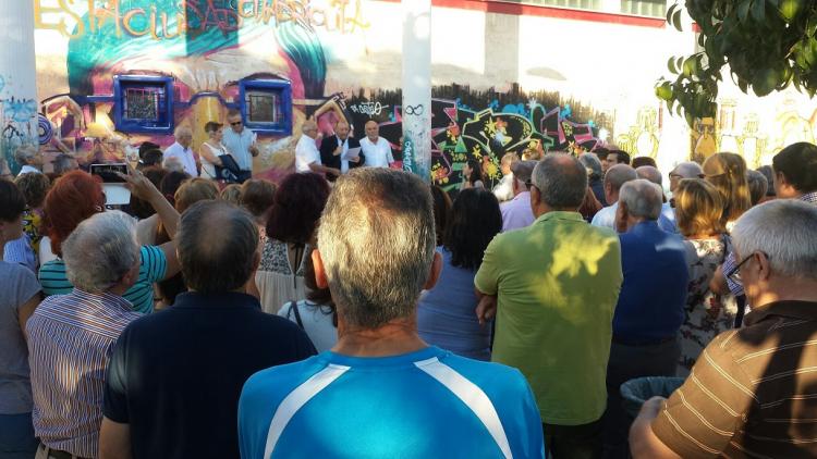 Un momento de la concentración celebrada frente al recinto del botellódromo.