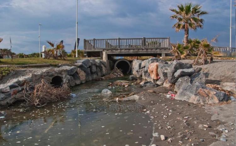 Aguas residuales en Playa Granada, Motril.