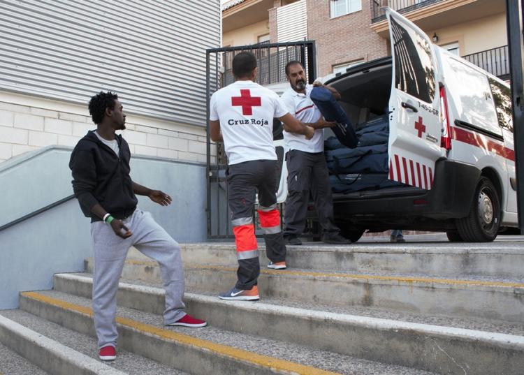 Imagen de archivo de Cruz Roja habilitando un albergue para migrantes. Imagen de archivo de Cruz Roja habilitando un albergue para migrantes.