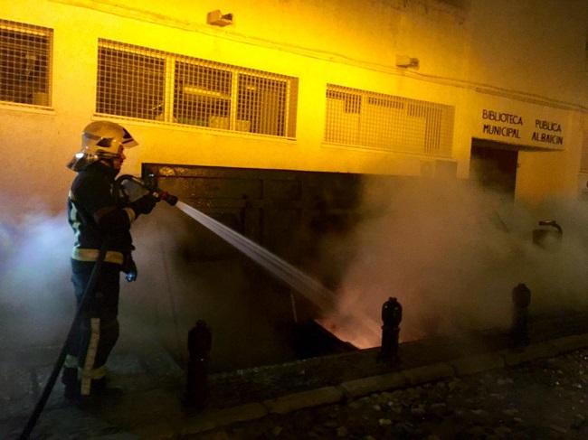 Bomberos y Policía Local han intervenido ante estos actos vandálicos. Bomberos y Policía Local han intervenido ante estos actos vandálicos.