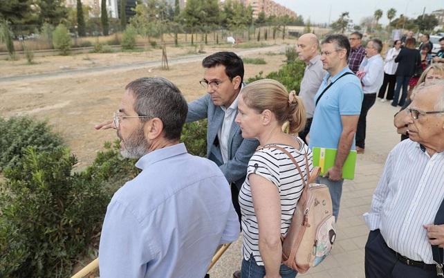 Visita municipal a los solares que se están reconvirtiendo en parque. 