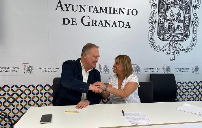 Acto de firma del convenio con la Fundación Albihar.