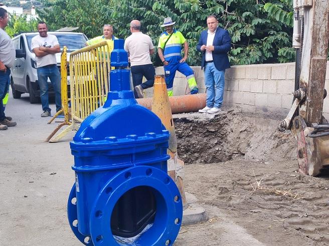 El alcalde, durante una visita a las obras de recarga del acuífero. 