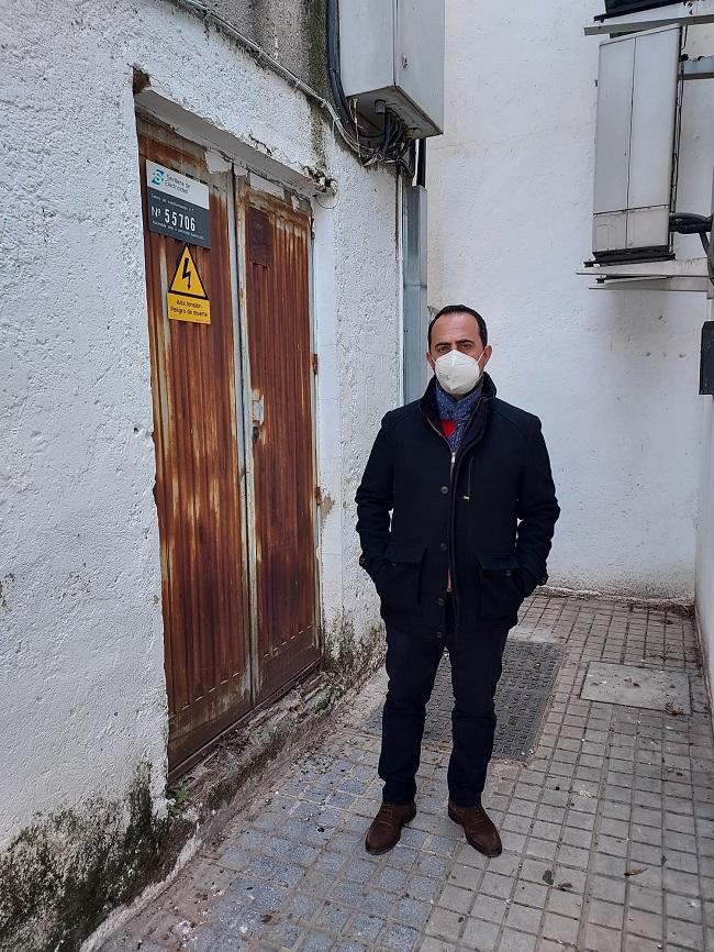 Carranza junto al generador para el que pide mejoras.
