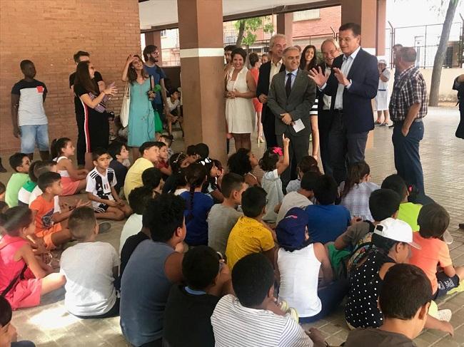 El alcalde charla con alguno de los menores participantes en la Escuela de Verano. El alcalde charla con alguno de los menores participantes en la Escuela de Verano.