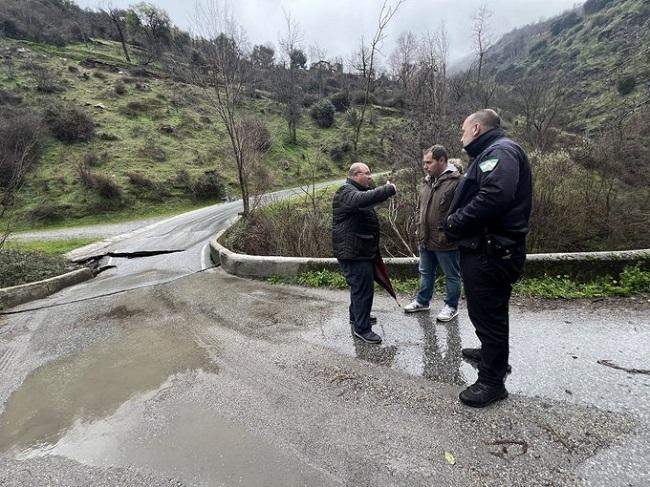 El alcalde de Güéjar Sierra, junto al puente hundido.