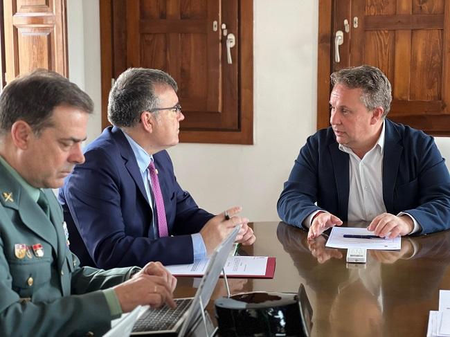 El alcalde de Pinos Puente conversa con el subdelegado en la última reunión de la Junta de Seguridad.