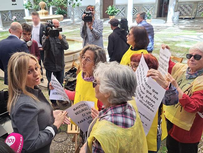 Activistas de La Calle Mata en una acción de protesta reciente ante la alcaldesa.