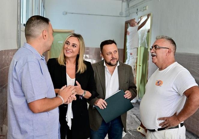 La alcaldesa ha visitado las obras en el colegio Andrés Segovia. 