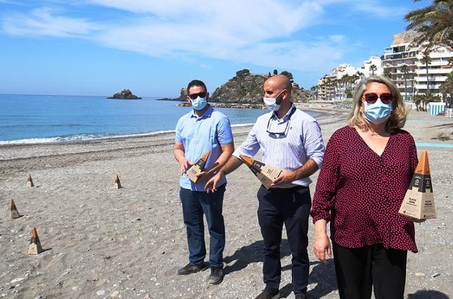 Alcaldesa y concejales de Almuñécar muestran los conos que se repartirán en las playas. 