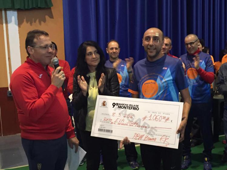 La alcaldesa entrega el cheque con lo recaudado. La alcaldesa entrega el cheque con lo recaudado.