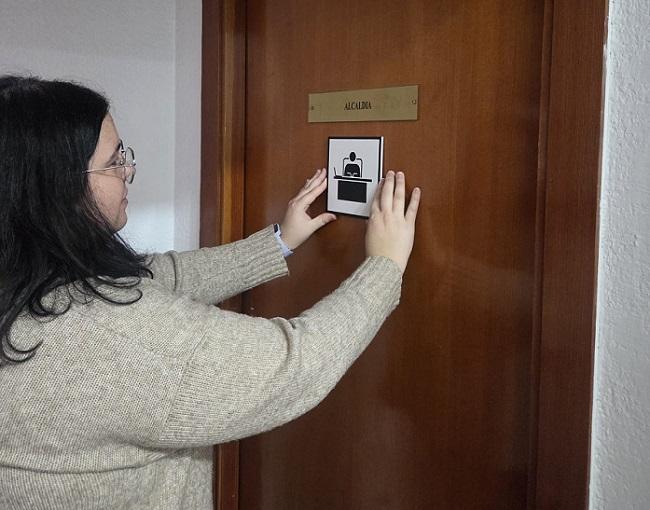 Entre otras medidas, se han colocado pictogramas que hacen los espacios municipales más accesibles.