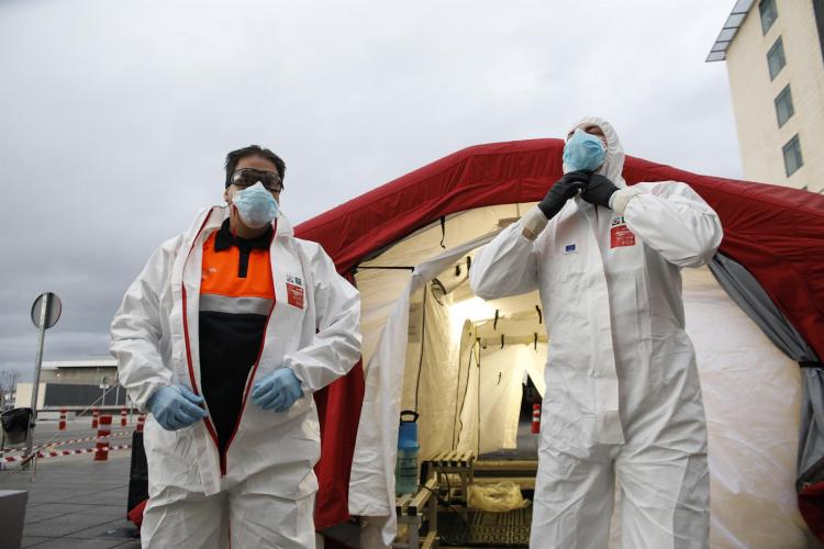 Imagen de archivo de voluntariado de Protección Civil en la carpa de paso seguro del PTS durante el confinamiento.