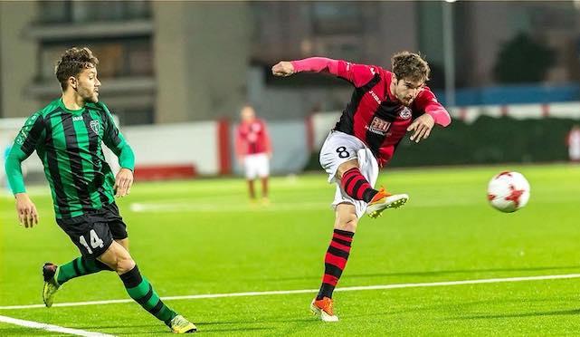 Alex Moreno chuta a puerta en un partido de la Liga de Gibraltar.