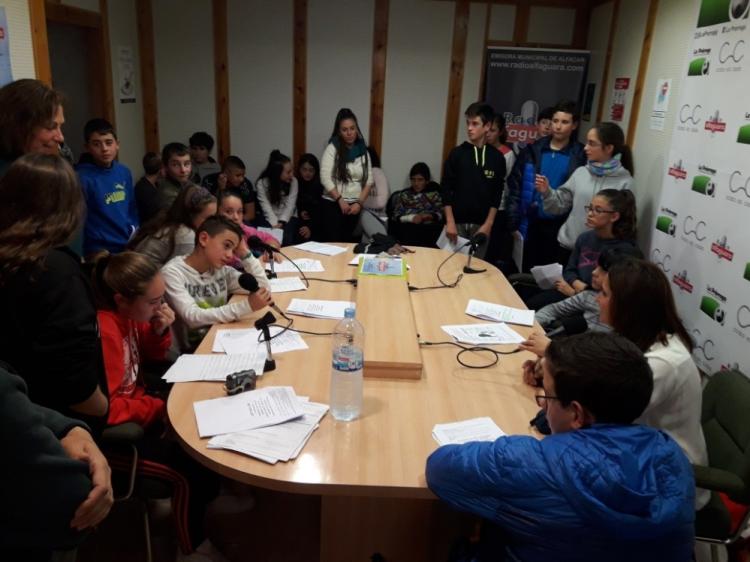 Los jóvenes en el programa de radio. Los jóvenes en el programa de radio.