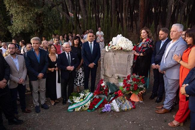 El acto en el aniversario del asesinato del poeta por los golpistas se ha limitado a la ofrenda floral por la lluvia. Estrella Morente con las autoridades, en el homenaje a Lorca en Alfacar.