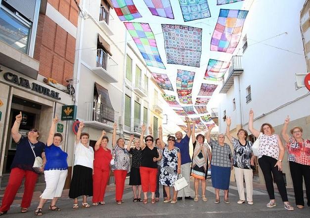 Vecinas de Alhama señalan los toldos, hechos con ganchillo Vecinas de Alhama señalan los toldos que han hecho con ganchillo y crochet.