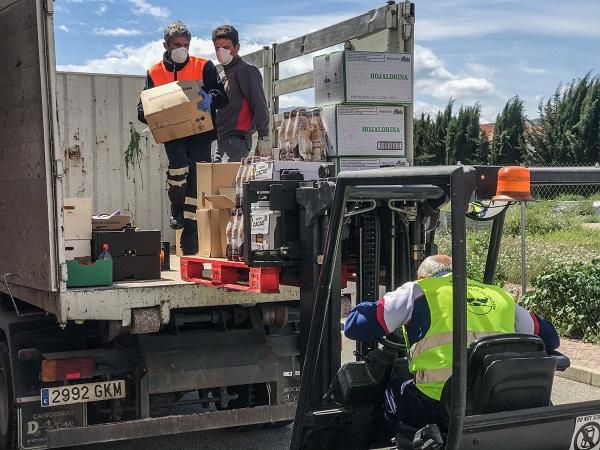 Entrega de alimentos al Banco de Alimentos de Baza.