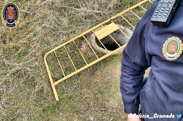 La Policía Local ha señalizado con vallas los aljibes mientras el propietario toma las medidas para cubrirlos.