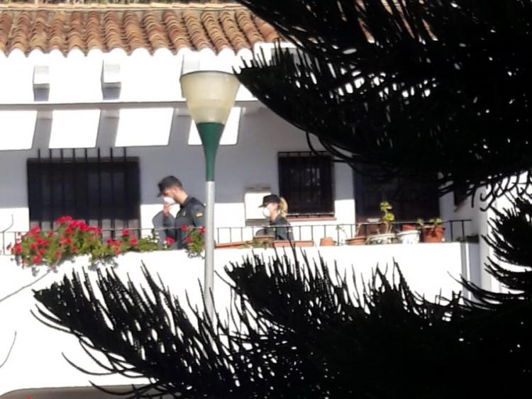 Agentes de la Guardia Civil en la vivienda. Agentes de la Guardia Civil en la vivienda.