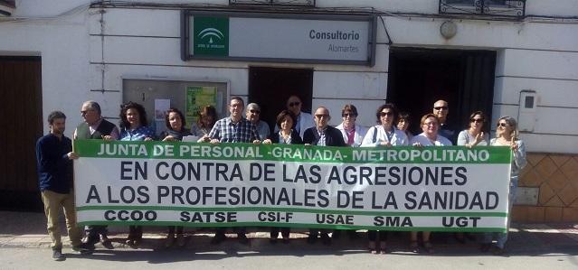 Concentración frente al consultorio de Alomartes Concentración frente al consultorio de Alomartes.