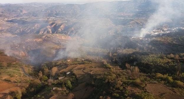 Focos del incendio en Alpujarra de la Sierra.