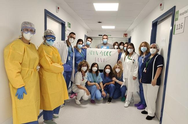 Equipo sanitario del hospital junto al paciente 4.000 al recibir el alta. 