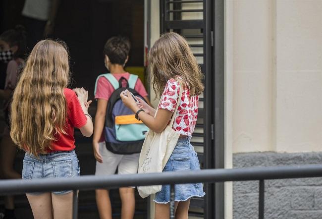 Alumnado de un instituto accediendo al centro. 