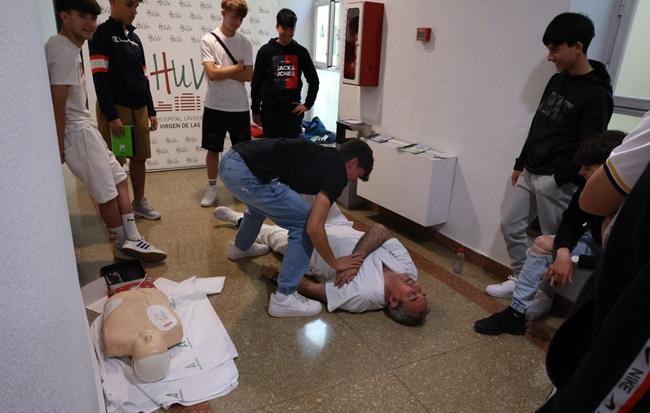 Alumnos durante una práctica rcp.