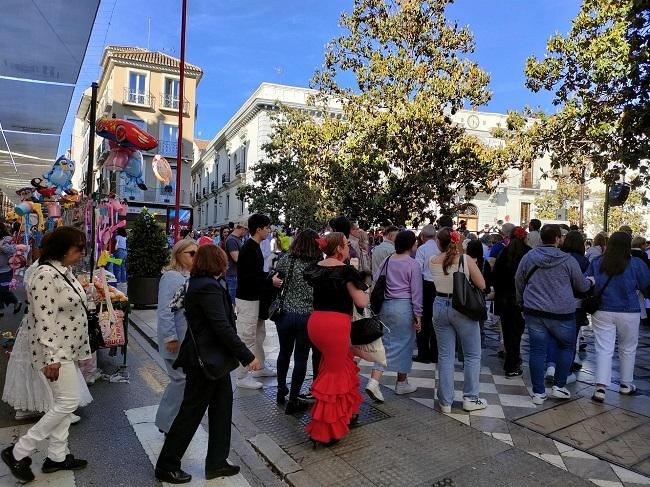 Ambiente en Reyes Católicos, junto a la Plaza del Carmen, en el Día de la Cruz de 2024.